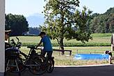 Junge mit Fahrrad und Planschbecken im Hintergrund